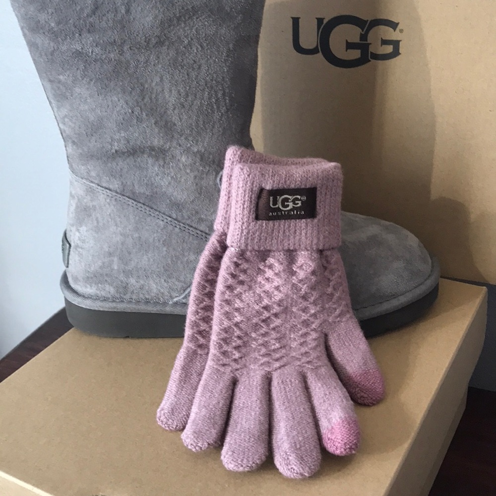 UGG knitted purplish pink tone screen touch gloves